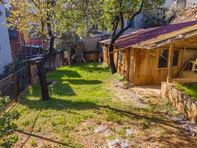 Parcela sa gradjevinskom dozvolom u srcu Alanje